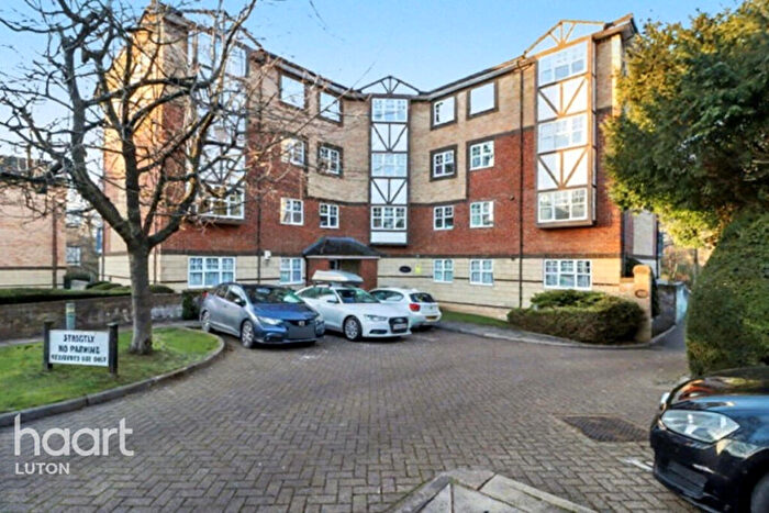 3 Bedroom Flat For Sale In Knights Field, Luton, LU2