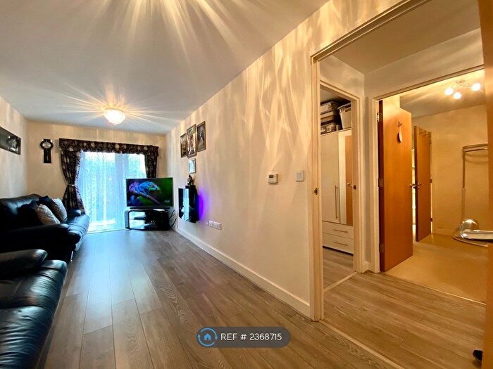 2 Bedroom Flat To Rent In Bole Court, Enfield, EN2