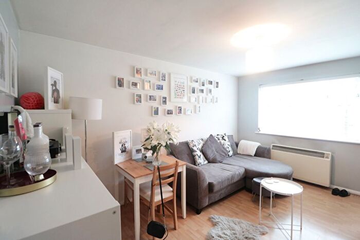 1 Bedroom Flat To Rent In Henry Doulton Drive, Tooting Bec, London, SW17