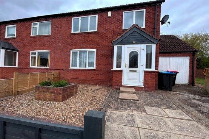 3 Bedroom Semi-Detached House To Rent In Simons Lea, Milton Keynes, MK13