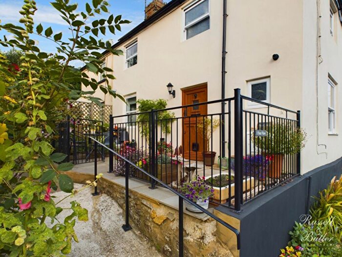 2 Bedroom Cottage For Sale In Main Street, Tingewick, MK18