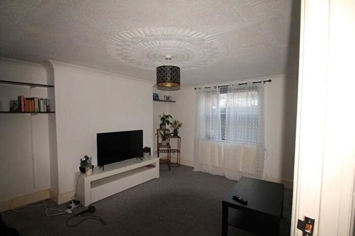1 Bedroom Flat To Rent In Pier Road, Gravesend, Kent, DA11