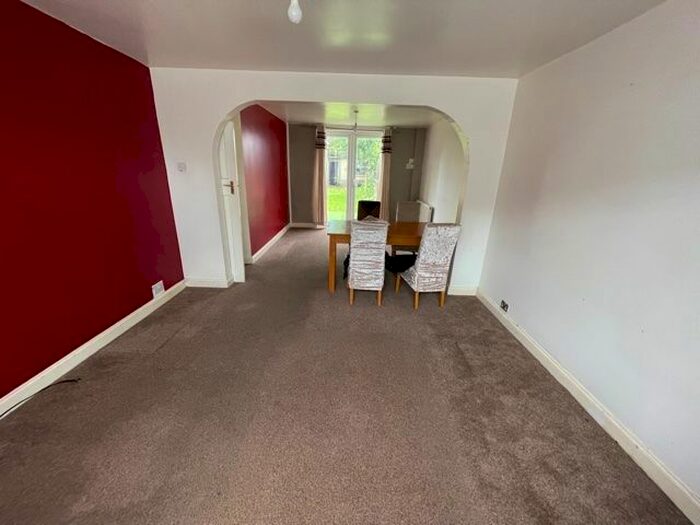 3 Bedroom Semi Detached House For Sale In Norfolk Road, Luton, LU2