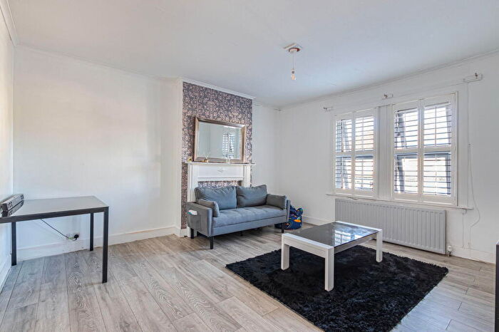 2 Bedroom Flat For Sale In Farnley Road, London, SE25