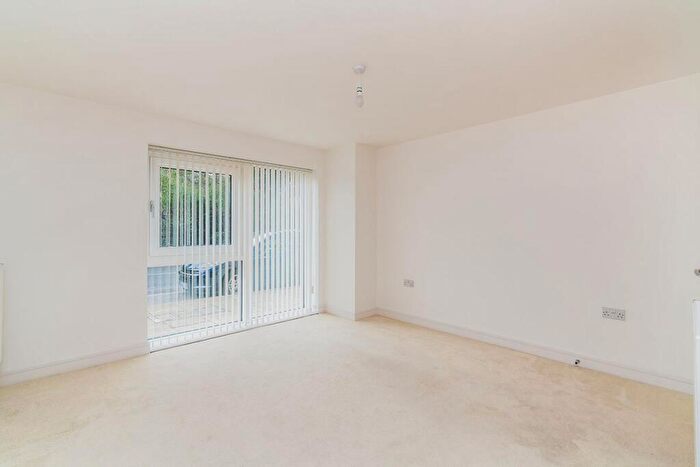 2 Bedroom Apartment To Rent In Sapphire Court, Ocean Village, SO14