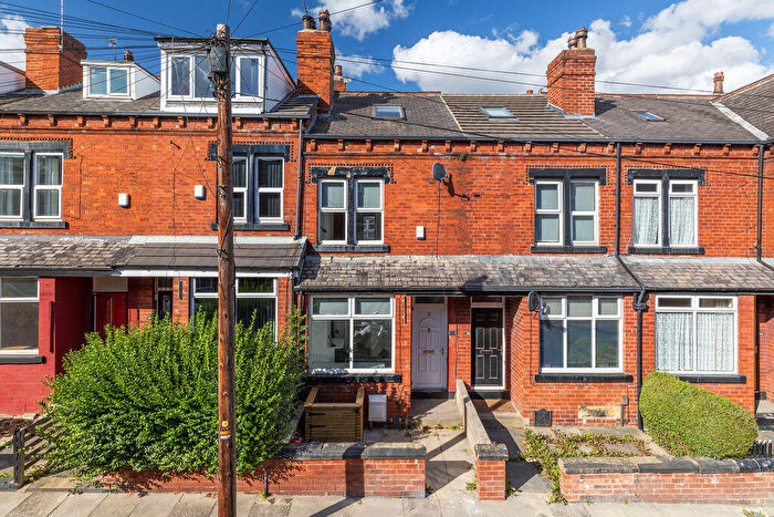 6 Bedroom Terraced House For Sale In Hartley Grove, Leeds, LS6
