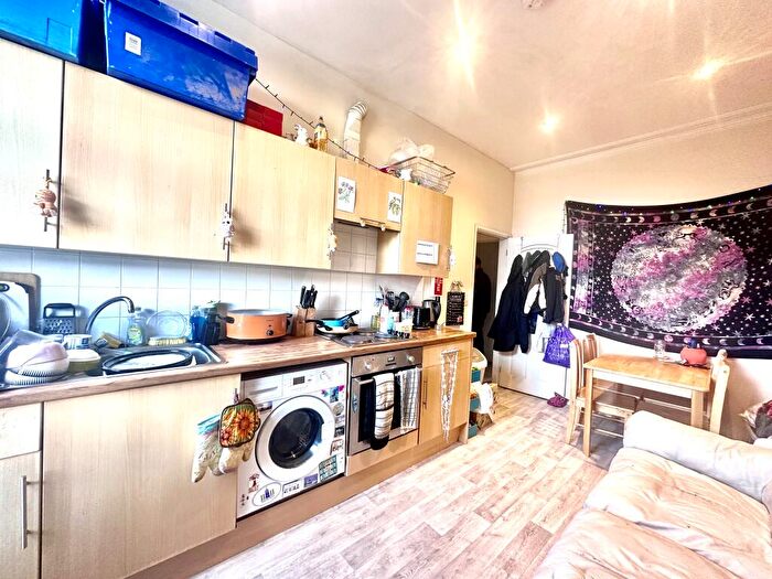 2 Bedroom Apartment To Rent In Woodland Terrace Flat, PL4