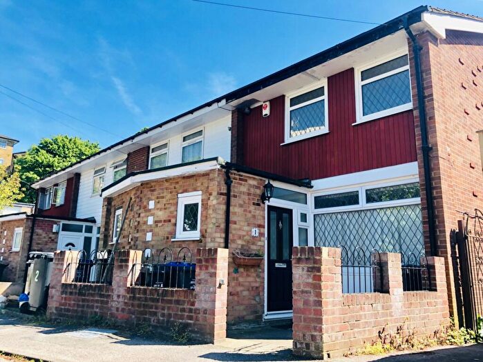 2 Bedroom House To Rent In Lawdons Gardens, Croydon, CR0