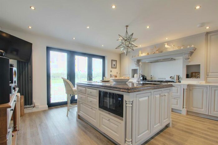 2 Bedroom Flat To Rent In Marine Crescent, Goring-By-Sea, Worthing, BN12