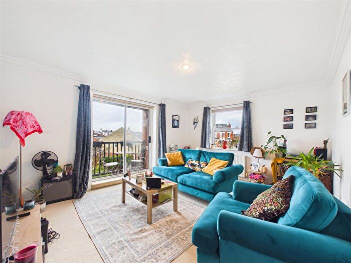2 Bedroom Flat For Sale In Colehurst Park, Lansdowne Walk, Worcester, Worcestershire, WR3