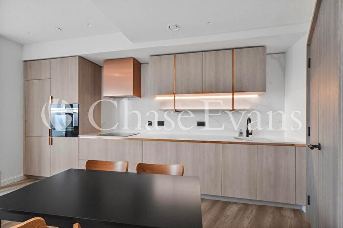 2 Bedroom Flat To Rent In Aspen At Consort Place, Marsh Wall, Canary Wharf, London, E22