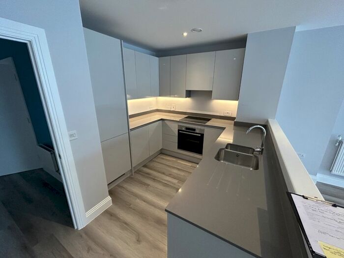 2 Bedroom Flat To Rent In Weld Place, London, N11