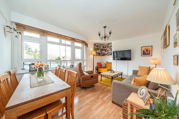 2 Bedroom Flat For Sale In Broomhouse Lane, London, SW6