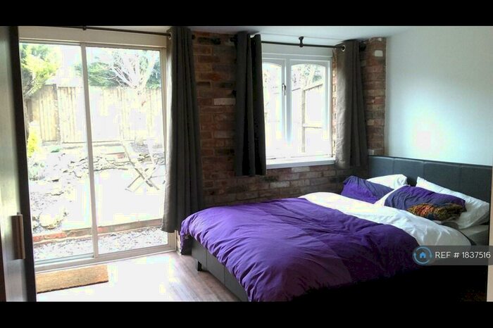 1 Bedroom Flat To Rent In Dunmore, Guildford, GU2