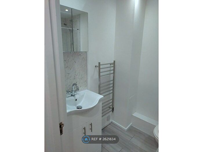 1 Bedroom Flat To Rent In Canberra Close, Hendon, NW4