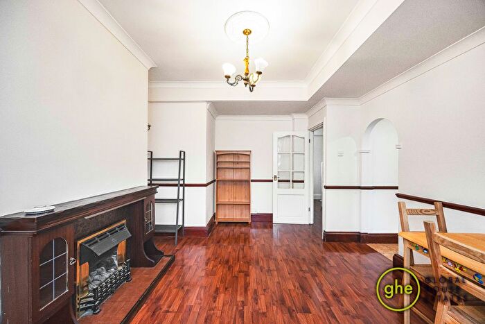 3 Bedroom Flat To Rent In Longfield Estate, Bermondsey, London, SE1