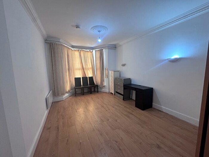 2 Bedroom Flat To Rent In Sunnyside Road, Ilford, IG1