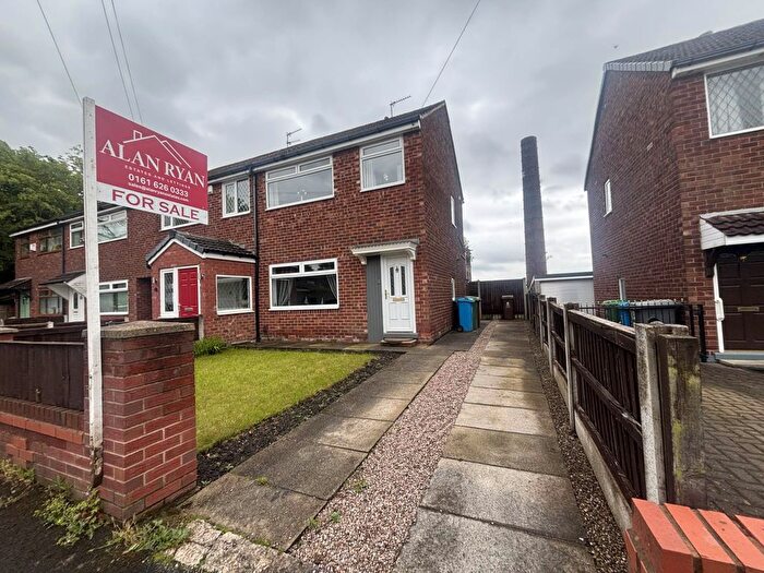 2 Bedroom Town House For Sale In Fourth Avenue, Oldham, OL9