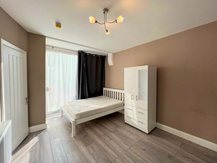 Studio To Rent In Hamilton Road, London, NW11