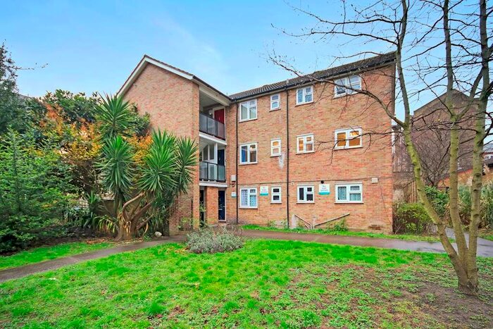 3 Bedroom Flat To Rent In Rockingham Street, London, SE1