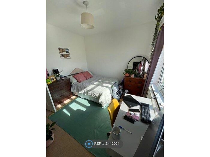 3 Bedroom Flat To Rent In Earlsfield, London, SW18