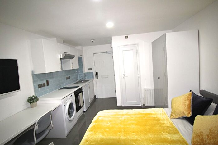 1 Bedroom Flat To Rent In Flat, Clarendon Road, Leeds, LS2