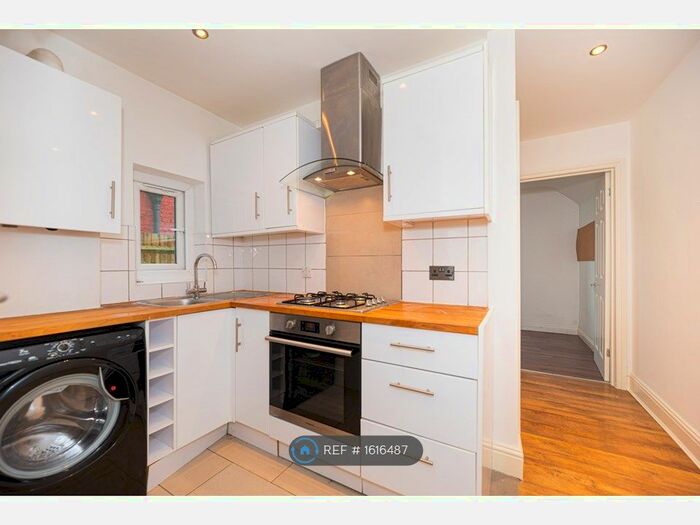 2 Bedroom Flat To Rent In Crusoe Road, Mitcham, CR4