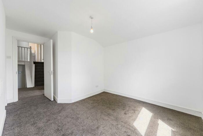 2 Bedroom Apartment To Rent In Oakhurst Grove, London, Greater London, SE22