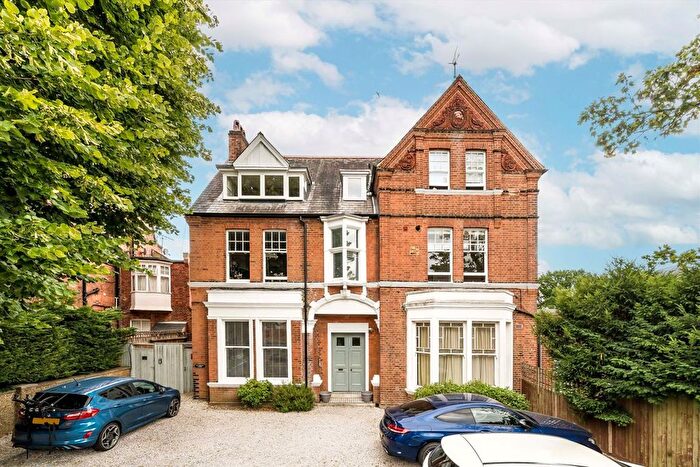 2 Bedroom Flat To Rent In Park Hill, Ealing, W5