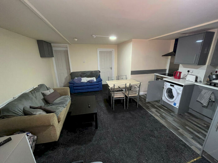 2 Bedroom Apartment To Rent In Regent Park Avenue, Leeds, West Yorkshire, LS6