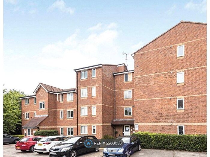 1 Bedroom Flat To Rent In Blackdown Close, London, N2