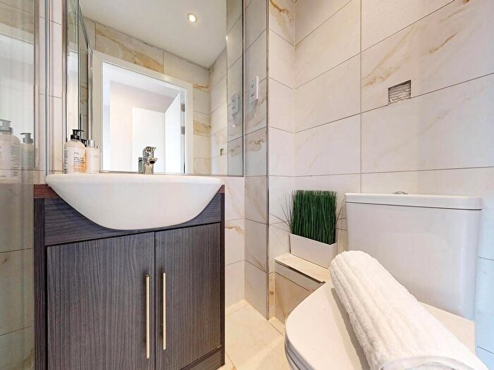 2 Bedroom Apartment To Rent In Apt, Live Oasis Wade Lane #, LS2