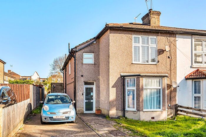 2 Bedroom Flat For Sale In Henry Road, Barnet, EN4