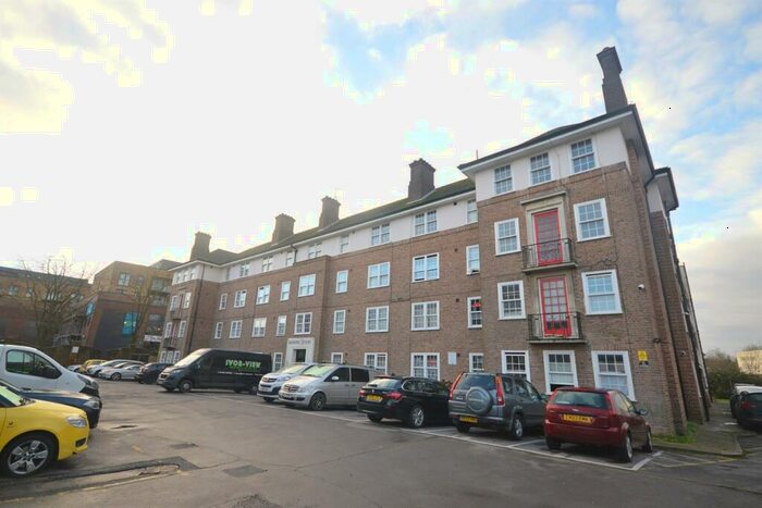 2 Bedroom Flat To Rent In Bishopric Court, Horsham, RH12