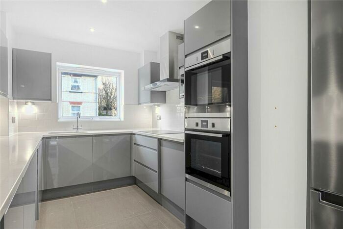 3 Bedroom End Of Terrace House To Rent In Albert Mews, London, E14