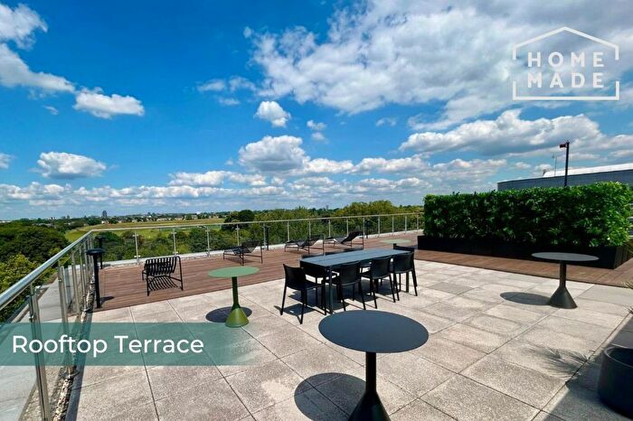 Studio To Rent In Parkview, Great West Road, TW8