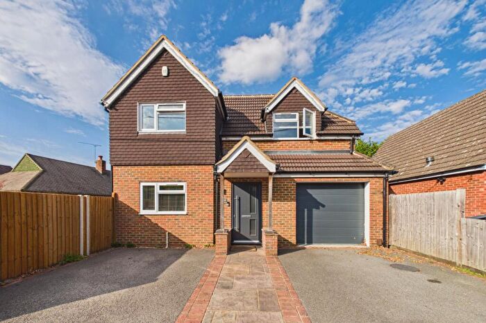 3 Bedroom Detached House For Sale In Holly Road, Farnborough, Hampshire, GU14