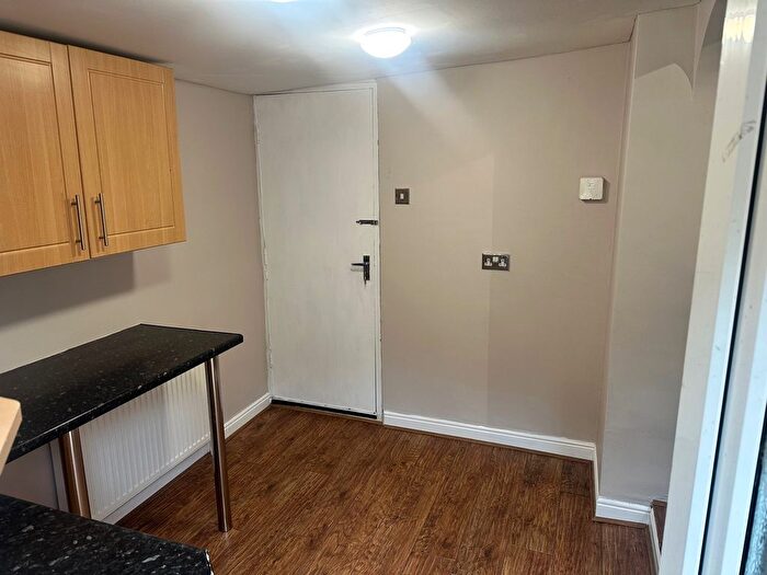 3 Bedroom Semi-detached House To Rent In Hungerhill Road, Rotherham, S61