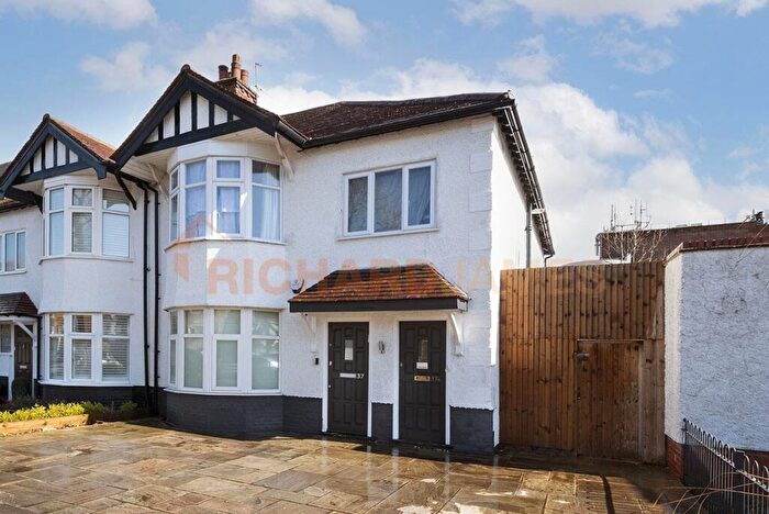 2 Bedroom Apartment To Rent In Goodwyn Avenue, Mill Hill, NW7