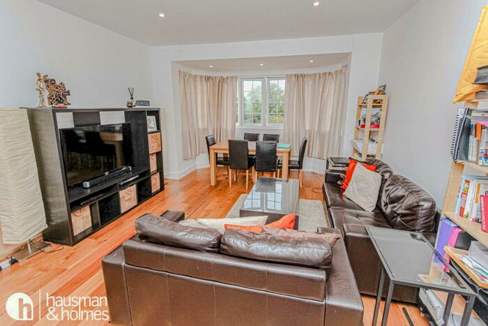 3 Bedroom Flat To Rent In Finchley Road, Finchley Road, NW11