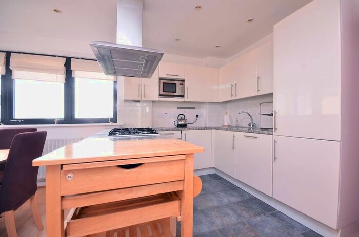 2 Bedroom Flat To Rent In Ocean Wharf, Docklands, London, E14
