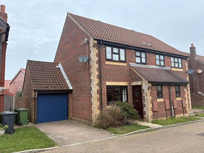 3 Bedroom Semi Detached House To Rent In Woodhouse Close, NR26