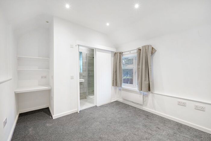 2 Bedroom Flat To Rent In Woodhouse Road, London, N12