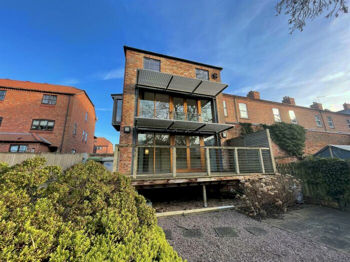 2 Bedroom Semi-Detached House To Rent In Coopers Yard, Newark, NG24