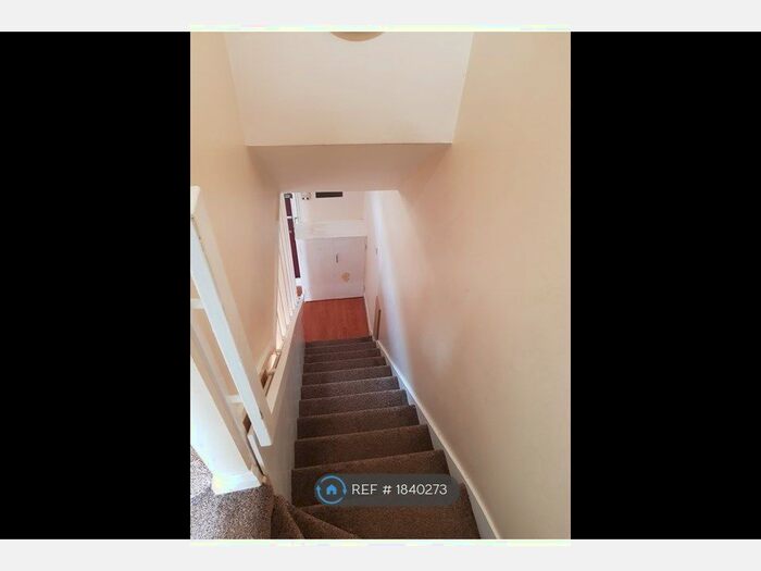 2 Bedroom Flat To Rent In Holmefield House, London, W10