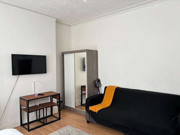 1 Bedroom Flat To Rent In Ickburgh Road, London, E5