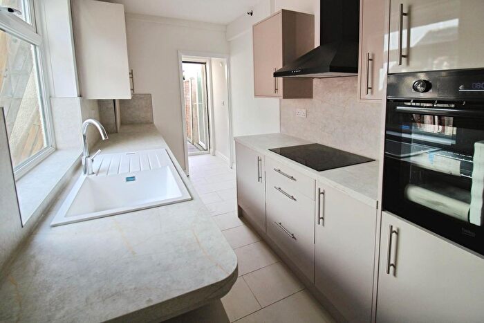 2 Bedroom End Of Terrace House To Rent In Long Lane, Bexleyheath, DA7