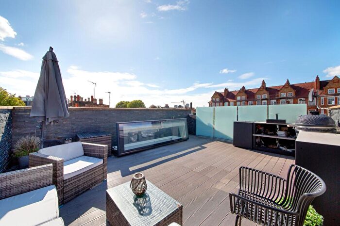 3 Bedroom Terraced House For Sale In Battersea Bridge Road, Battersea Park, SW11
