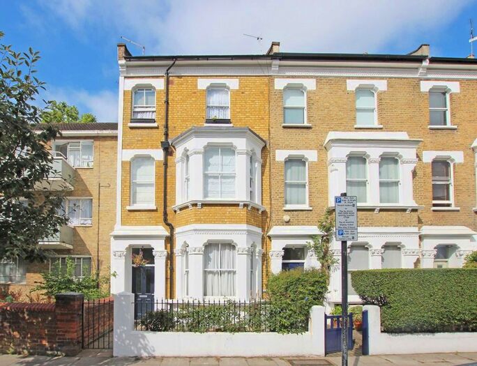 2 Bedroom Flat To Rent In Frithville Gardens, London, W12
