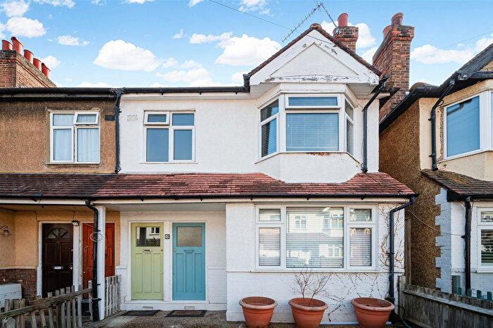 2 Bedroom Maisonette For Sale In Dinton Road, Colliers Wood, SW19